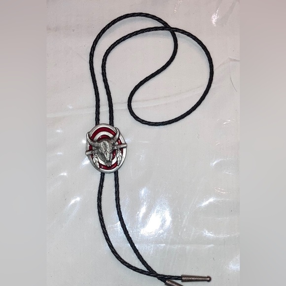 1989 Southwestern Cowboy Bull Skull Blk Red Silver Tone w/Metal Tipped Bolo Tie - Picture 2 of 4